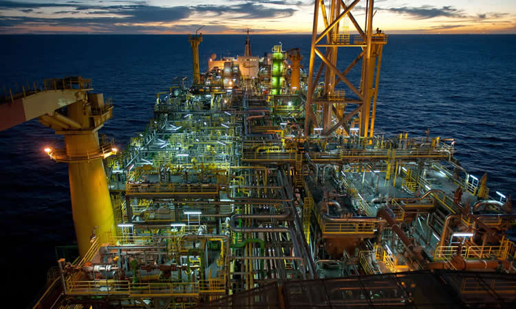 Mercado de óleo e gás continuará tumultuado em 2023, diz Wood Mackenzie
